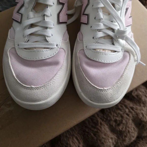 New Balance Women's Pink and White Sneakers Size 8 - Picture 8 of 8